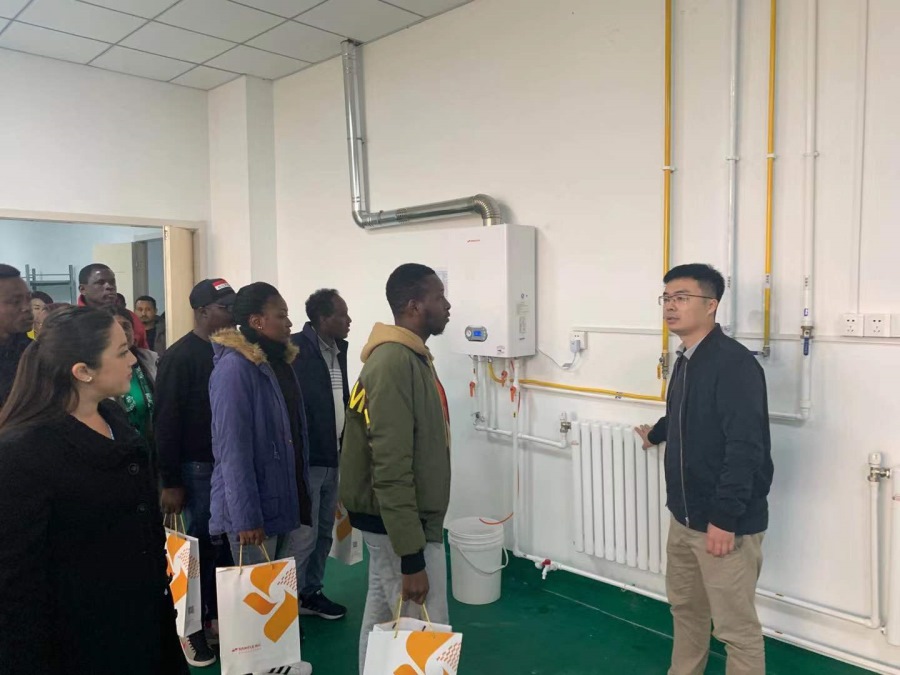 FOREIGN STUDENTS FROM UIBE AND SDUFE COME TO VISIT SANGLE